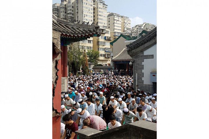 Ribuan Umat Muslim Tiongkok Salat Id di Masjid Niujie