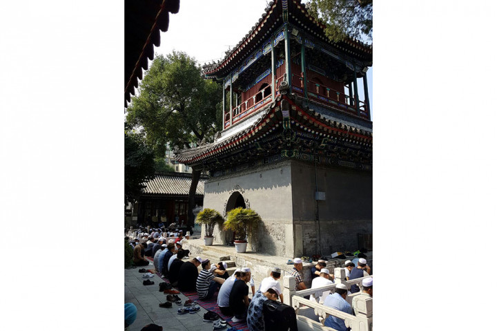 Ribuan Umat Muslim Tiongkok Salat Id di Masjid Niujie