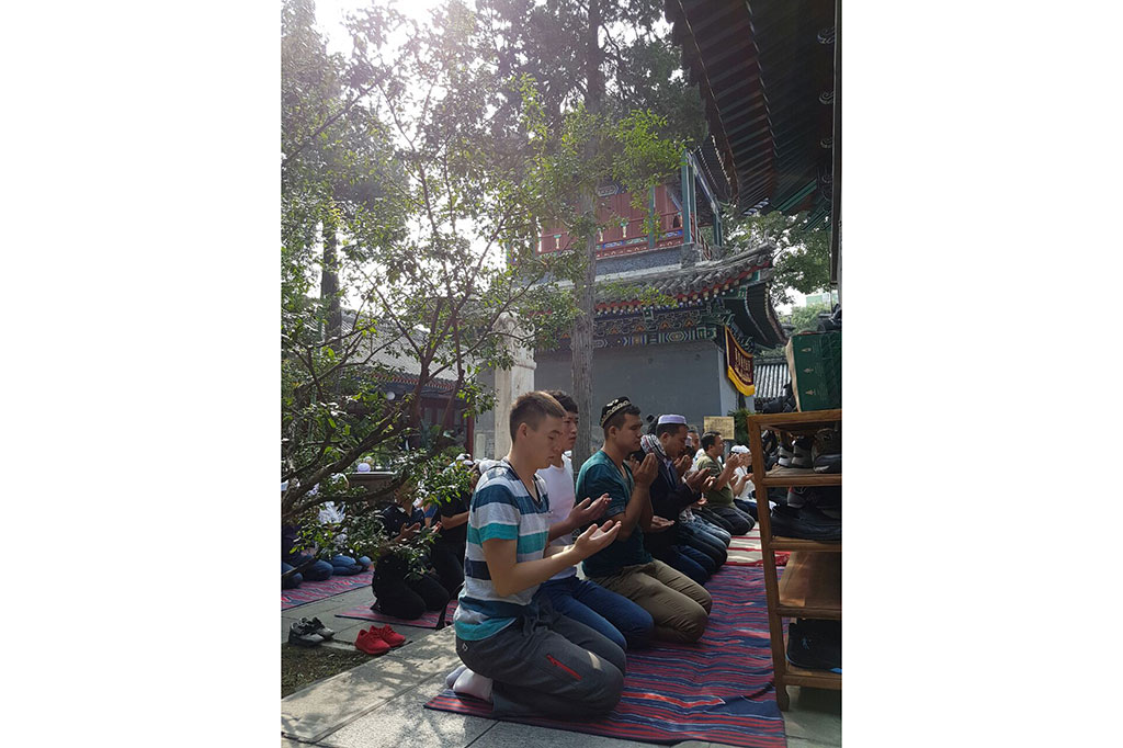 Ribuan Umat Muslim Tiongkok Salat Id di Masjid Niujie