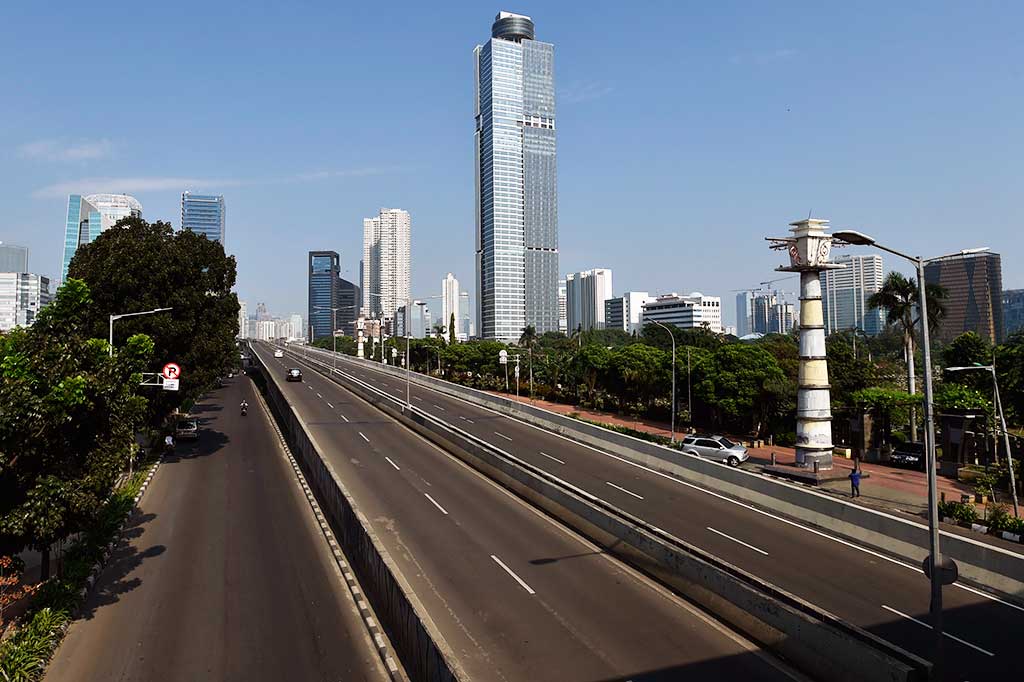 Suasana Jalan Layang Non-Tol (JLNT) Kampung Melayu-Tanah Abang yang lengang. 