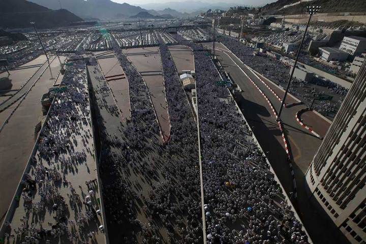 Ratusan ribu jemaah haji berjalan dari tenda mereka di Mina, untuk melakukan lempar jumrah di Jamarat.