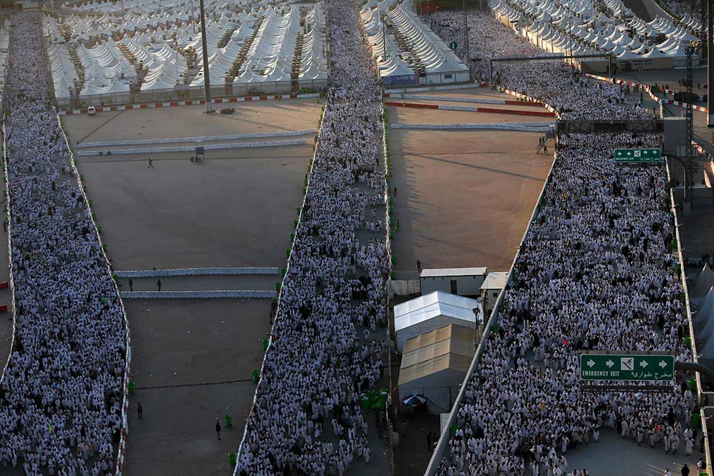 Ratusan ribu jemaah haji dari seluruh penjuru dunia bergerak memasuki Jamarat untuk melempar Jumrah.