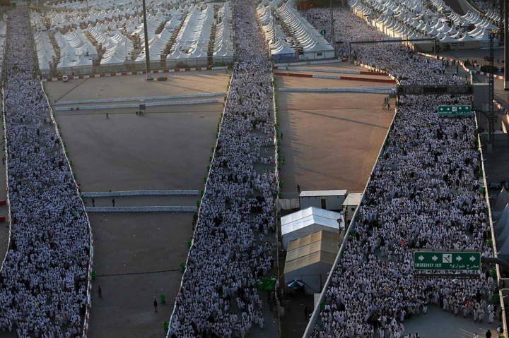 Ratusan ribu jemaah haji dari seluruh penjuru dunia bergerak memasuki Jamarat untuk melempar Jumrah.