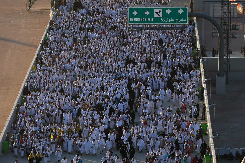 Ratusan ribu jemaah haji menuju Jamarat untuk melontar jumrah.
