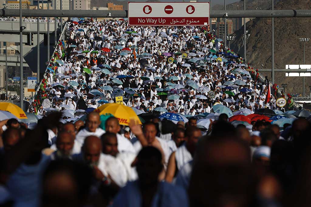 Ribuan jemaah haji bergegas memasuki Jamarat.