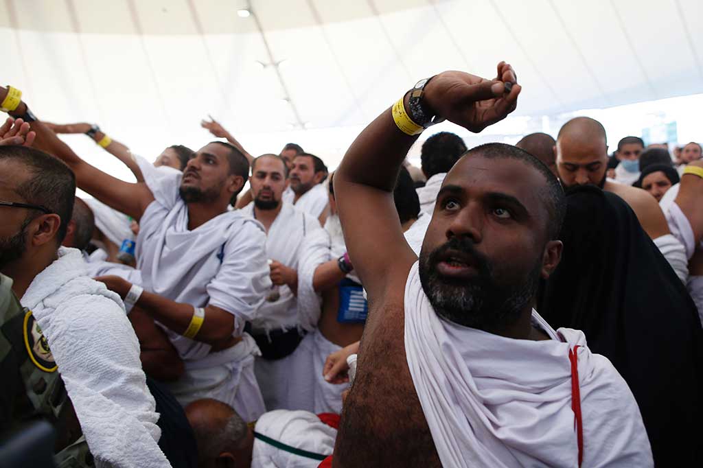 Jemaah haji melakukan prosesi melontar Jumrah di Jamarat.