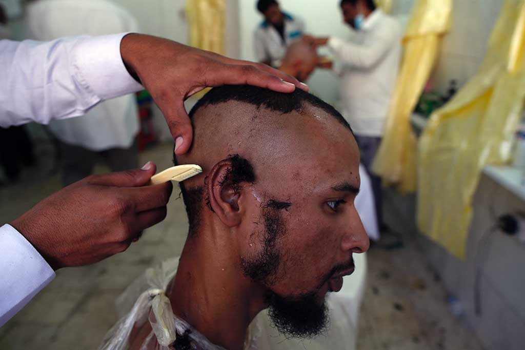 Ritual ibadah haji berakhir dengan tahalul, yaitu memotong rambut kepala sebagai simbol melepaskan semua larangan saat jemaah memakai ihram.