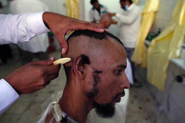 Ritual ibadah haji berakhir dengan tahalul, yaitu memotong rambut kepala sebagai simbol melepaskan semua larangan saat jemaah memakai ihram.