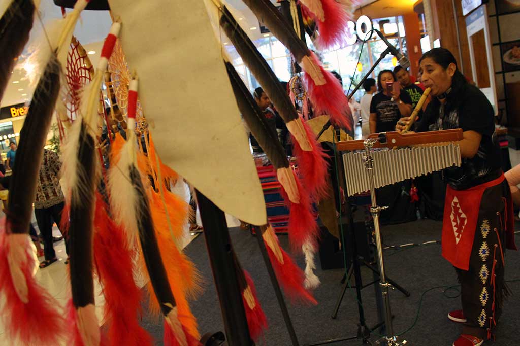 Musik Tradisional Suku Indian Hibur Warga Medan
