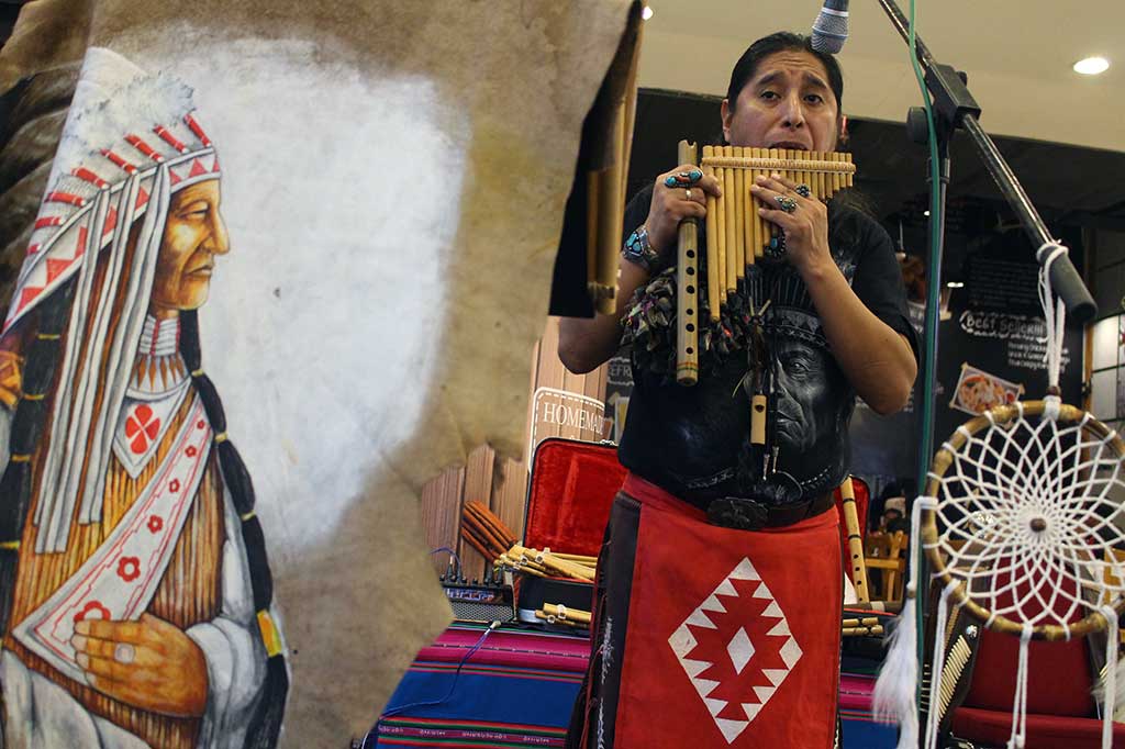 Musik Tradisional Suku Indian Hibur Warga Medan