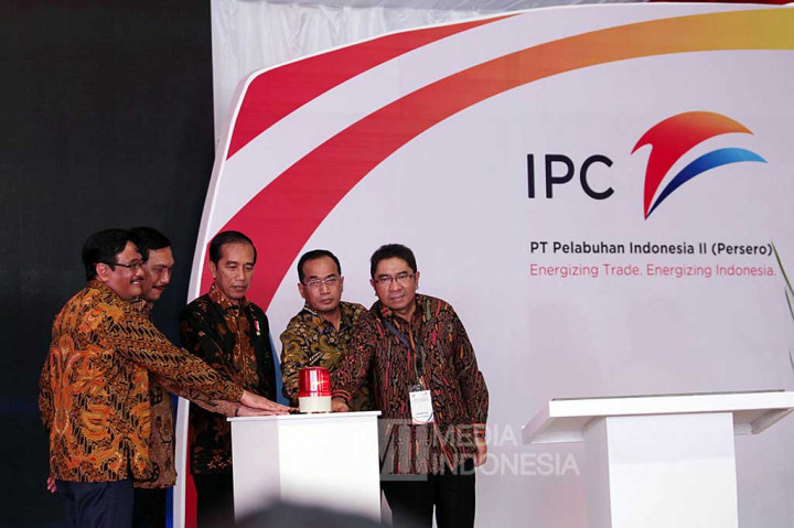 Presiden Joko Widodo (tengah) menekan tombol sirine bersama Direktur Utama PT Pelindo II Elvyn G Masassya (kanan), Menhub Budi Karya Sumadi (kedua dari kanan), Menko Kemaritiman Luhut Binsar Panjaitan (kedua dari kiri) dan Wagub DKI Jakarta Djarot Saiful Hidayat saat meresmikan Terminal Petikemas Kalibaru, Pelabuhan Utama Tanjung Priok atau New Priok Container Terminal (NPCT) 1, Jakarta.