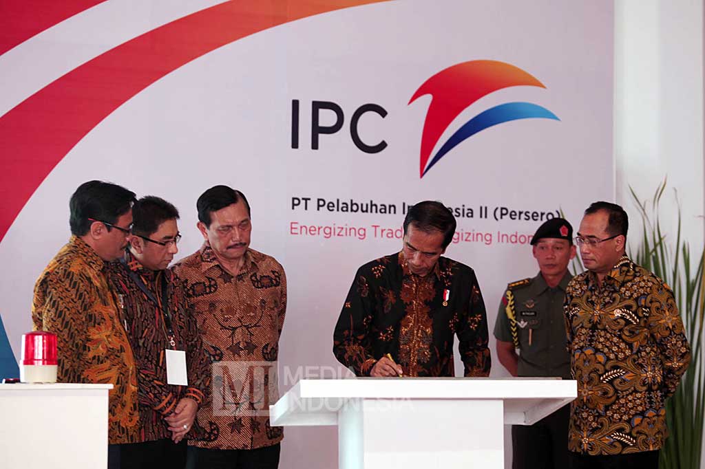 Presiden menandatangani prasasti saat meresmikan Terminal Petikemas Kalibaru, Pelabuhan Utama Tanjung Priok atau New Priok Container Terminal (NPCT) 1, Jakarta.