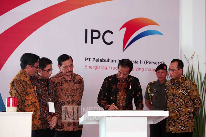 Presiden menandatangani prasasti saat meresmikan Terminal Petikemas Kalibaru, Pelabuhan Utama Tanjung Priok atau New Priok Container Terminal (NPCT) 1, Jakarta.