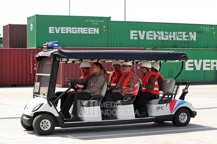 Presiden Jokowi bersama Dirut PT Pelindo II Elvyn G Masassya, Menhub Budi Karya Sumadi, Menko Kemaritiman Luhut Binsar Panjaitan dan Wagub DKI Jakarta Djarot Saiful Hidayat bersiap meninjau Terminal Petikemas Kalibaru, Pelabuhan Utama Tanjung Priok atau New Priok Container Terminal (NPCT) 1 yang baru diresmikan.