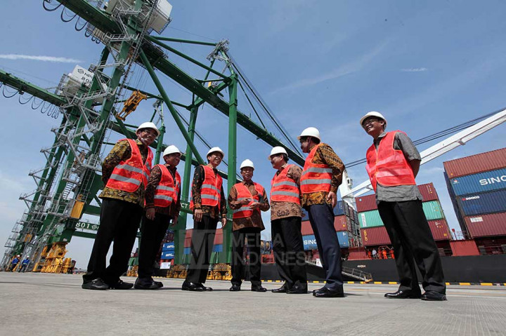 Presiden Jokowi bersama rombongan terbatas meninjau Terminal Petikemas Kalibaru, Pelabuhan Utama Tanjung Priok atau New Priok Container Terminal (NPCT) 1.