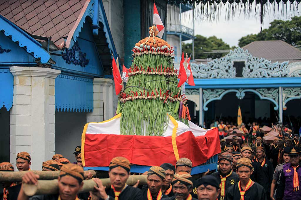 Sejumlah abdi dalem Keraton Kasunanan Surakarta Hadiningrat mengarak gunungan jaler saat acara tradisi Grebeg Besar di halaman keraton, Selasa (13/9/2016).