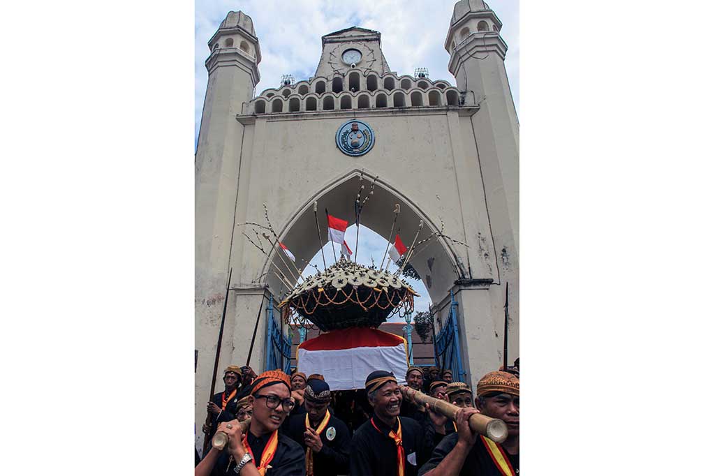 Sejumlah abdi dalem Keraton Kasunanan Surakarta Hadiningrat mengarak gunungan estri saat acara tradisi Grebeg Besar di halaman Masjid Agung Solo, Jateng.