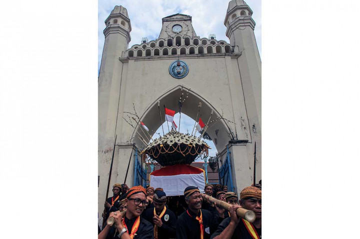 Sejumlah abdi dalem Keraton Kasunanan Surakarta Hadiningrat mengarak gunungan estri saat acara tradisi Grebeg Besar di halaman Masjid Agung Solo, Jateng.