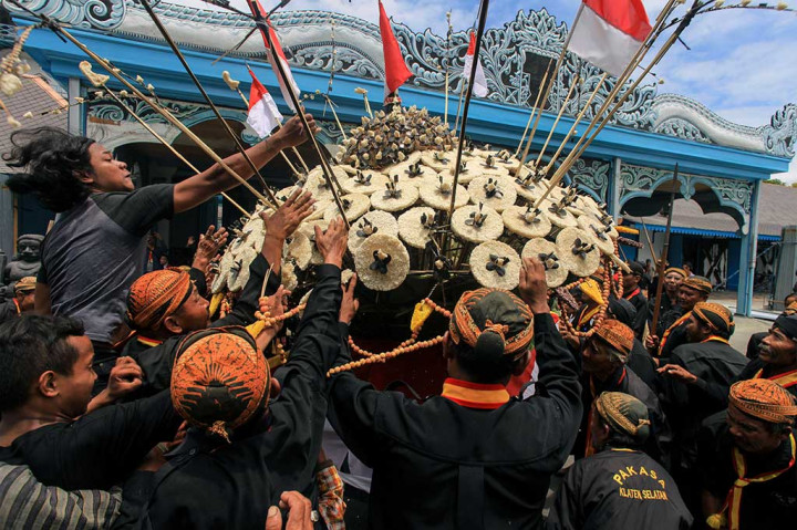 Sejumlah abdi dalem Keraton Kasunanan Surakarta Hadiningrat berebut gunungan estri.