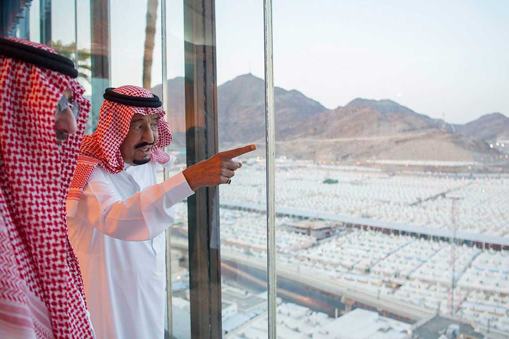 Raja Arab Saudi Salman bin Abdulaziz memantau prosesi lempar jumrah di Jamarat, Mina, untuk memastikan para jemaah haji dapat melakukan lempar jumrah dengan aman.