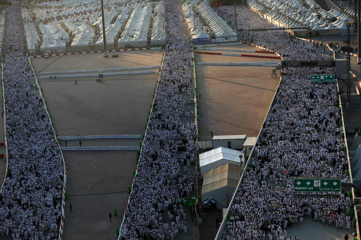 Ratusan ribu jemaah haji melakukan prosesi lempar jumrah di Jamarat, Mina.