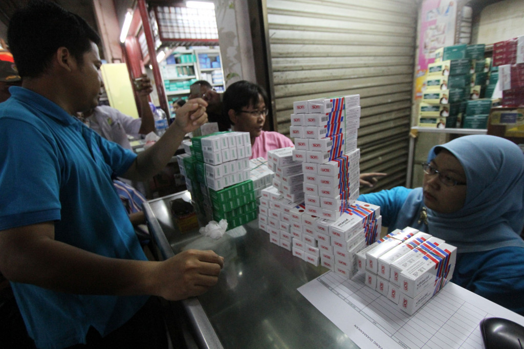 Sebanyak tujuh kios yang menjajakan obat kedaluwarga dan tanpa ijin edar telah ditutup oleh polisi.