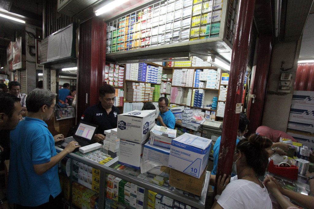 Pasar Pramuka merupakan sentra penjualan obat secara grosir. Banyak warga berkemampuan ekonomi terbatas mencari obat yang dibutuhkannya di sini.