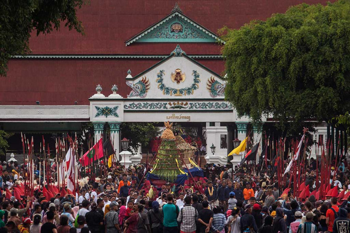 Abdi dalem mengarak gunungan hasil bumi saat prosesi adat Grebeg Besar di Keraton Yogyakarta, DI Yogyakarta, Selasa (13/9/2016).