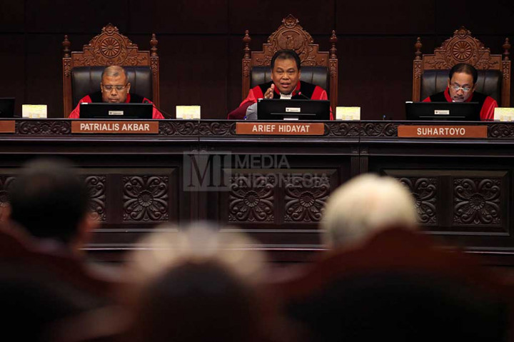 Hakim Konstitusi Arief Hidayat (tengah), Patrialis Akbar (kiri) dan Suhartoyo memimpin sidang gugatan Undang-Undang Nomor 18 Tahun 2013 tentang Pencegahan dan Pemberantasan Perusakan Hutan (UU P3H) pasal 44 ayat 1 di Mahkamah Konstitusi, Jakarta, Rabu (14/9/2016).