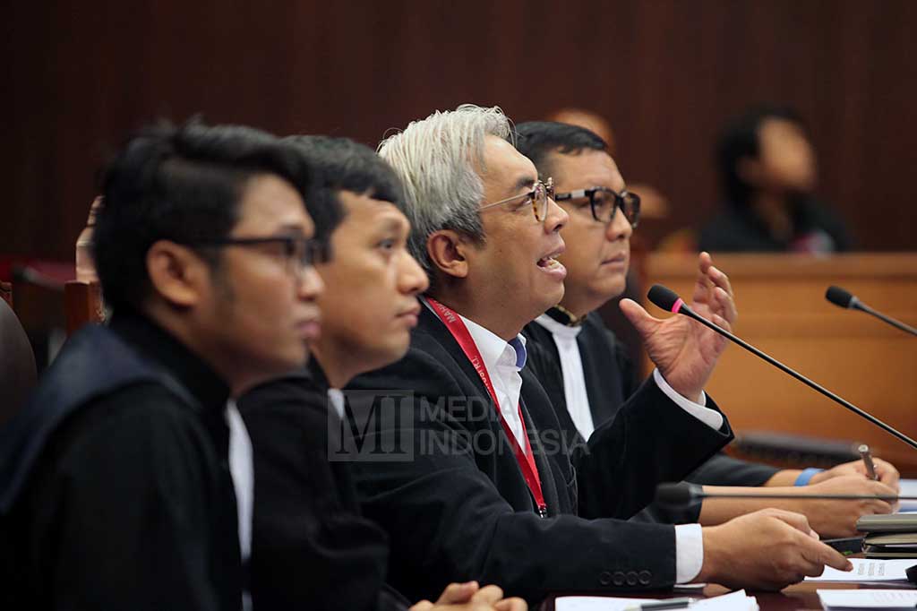 Pegiat sosial Imam B Prasodjo (kedua dari kanan) menyampaikan pandanganya saat menjalani sidang gugatan UU Nomor 18 Tahun 2013 tentang Pencegahan dan Pemberantasan Perusakan Hutan (UU P3H) pasal 44 ayat 1.