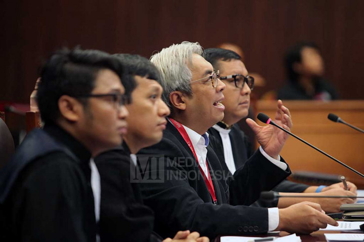 Pegiat sosial Imam B Prasodjo (kedua dari kanan) menyampaikan pandanganya saat menjalani sidang gugatan UU Nomor 18 Tahun 2013 tentang Pencegahan dan Pemberantasan Perusakan Hutan (UU P3H) pasal 44 ayat 1.