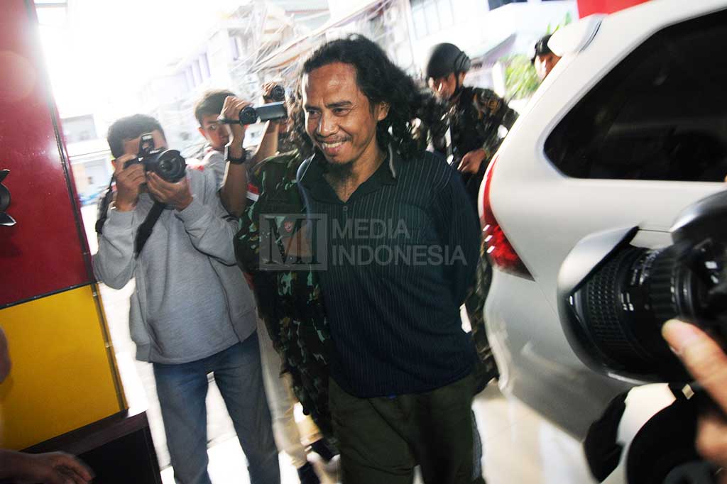 Basri salah satu anggota kelompok bersenjata Santoso Mujahidin Indonesia Timur (MIT) digiring petugas ke ruangan pemeriksaan kesehatan di RS. Bhayangkara, Palu, Sulawesi Tengah, Rabu. 