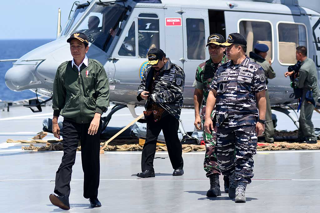 Presiden Jokowi didampingi Panglima TNI Jenderal Gatot Nurmantyo (kedua kanan), KSAL Laksamana Ade Supandi (kanan) dan Gubernur Jawa Timur Soekarwo tiba di geladak heli KRI Banjarmasin-592 di Perairan Laut Jawa dengan Heli Bell HU-420 milik Skuadron Udara 400 Wing Udara 2.