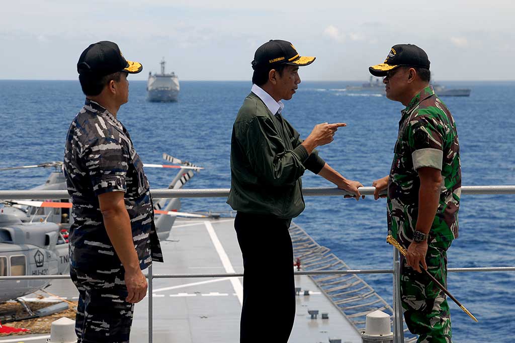 Presiden Jokowi berbincang dengan Panglima TNI Jenderal Gatot Nurmantyo (kanan) dan KSAL Laksamana Ade Supandi ketika berlangsungnya Latihan Armada Jaya XXXIV/2016, di geladak isyarat KRI Banjarmasin-592. Dalam kesempatan tersebut Presiden yang juga sebagai Panglima TNI tertinggi menyaksikan penembakan berbagai persenjataan ketika pelaksanaan Latihan Armada Jaya XXXIV/2016. 