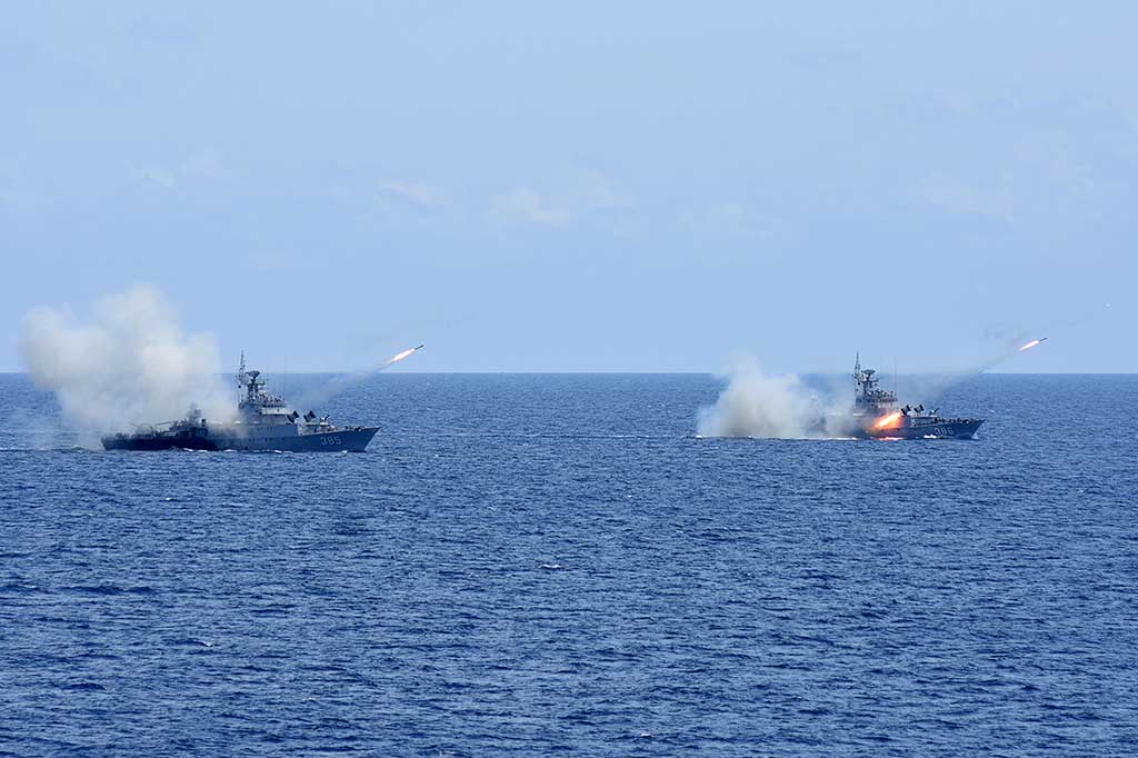 KRI Teuku Umar-385 (kiri) dan KRI Silas Papare-386 menembakkan RBU 6000 ketika berlangsungnya Latihan Armada Jaya XXXIV/2016.