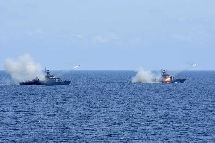 KRI Teuku Umar-385 (kiri) dan KRI Silas Papare-386 menembakkan RBU 6000 ketika berlangsungnya Latihan Armada Jaya XXXIV/2016.