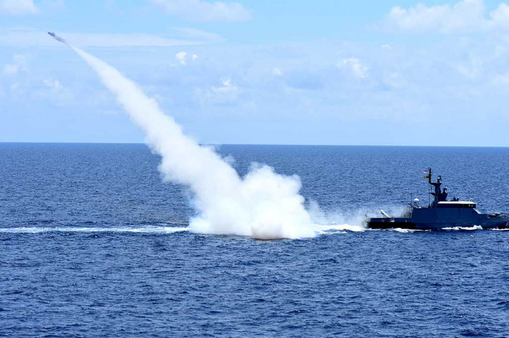KRI kelas Parchim, KRI Clurit-641 menembakkan rudal C705 ketika berlangsungnya Latihan Armada Jaya XXXIV/2016.