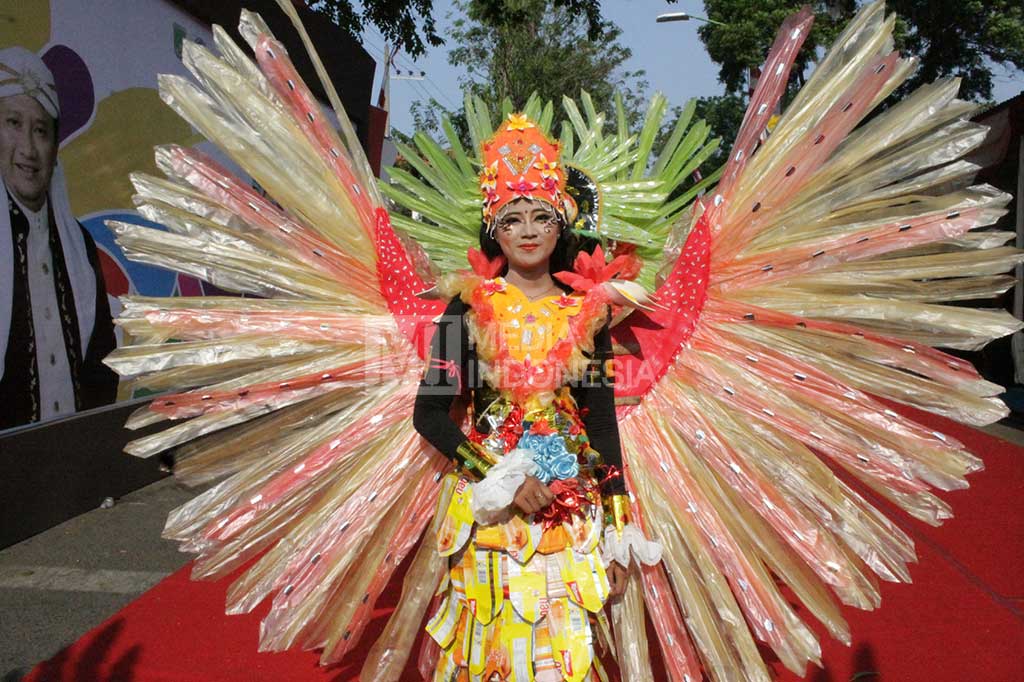 Busana warna-warni dari bahan daur ulang di Pasuruan Fashion Carnival.