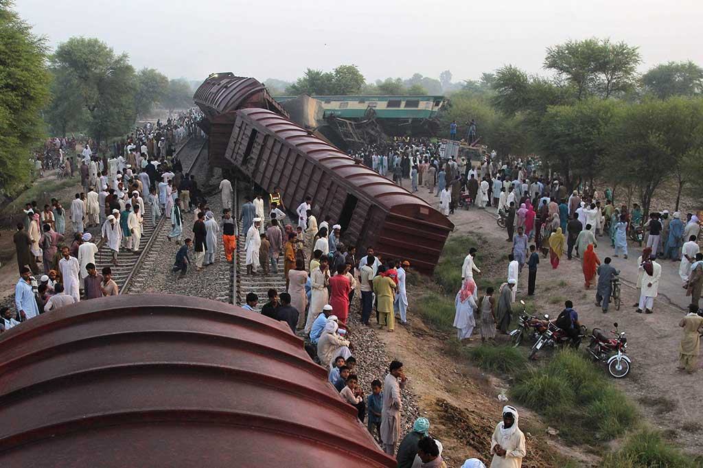 Kecelakaan terjadi sekitar pukul 02.30 dini hari waktu setempat, saat kereta api penumpang Awami Express menabrak kereta barang yang berhenti setelah menabrak seorang pria yang menyeberang rel sembarangan.