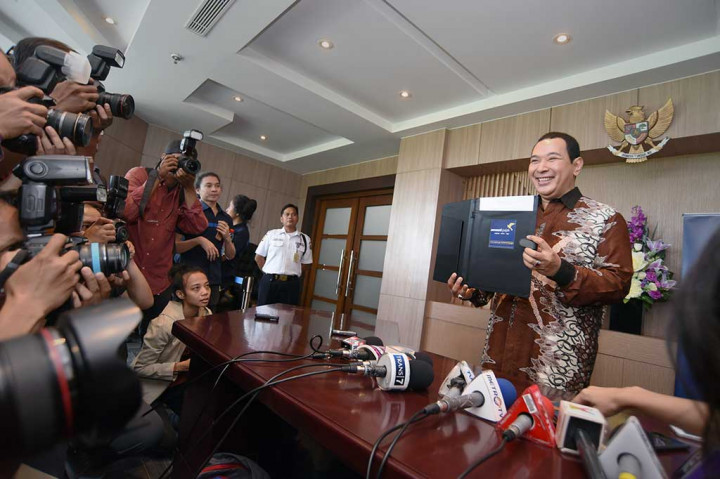 Tommy Soeharto menunjukkan tanda terima surat pelaporan harta usai melaporkan harta kekayaannya di Kanwil Pajak Besar IV Sudirman, Jakarta.