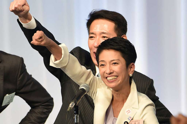Renho lahir di Jepang dari ayah berkebangsaan Taiwan dan ibu Jepang dan mendapat kewarganegaraan Jepang pada 1985 saat berusia 17 tahun. Dia pertama kali terpilih di majelis tinggi pada 2004 mewakili konstituen Tokyo.