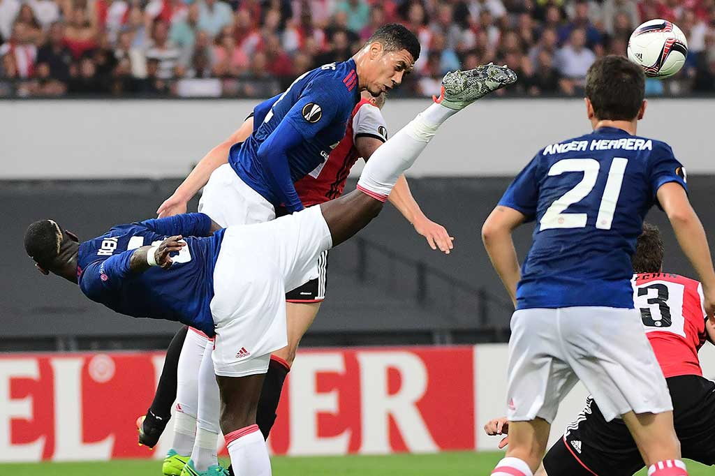 Kedua tim kesulitan untuk mencetak gol pada babak pertama. Kedudukan 0-0 bertahan hingga waktu jeda.