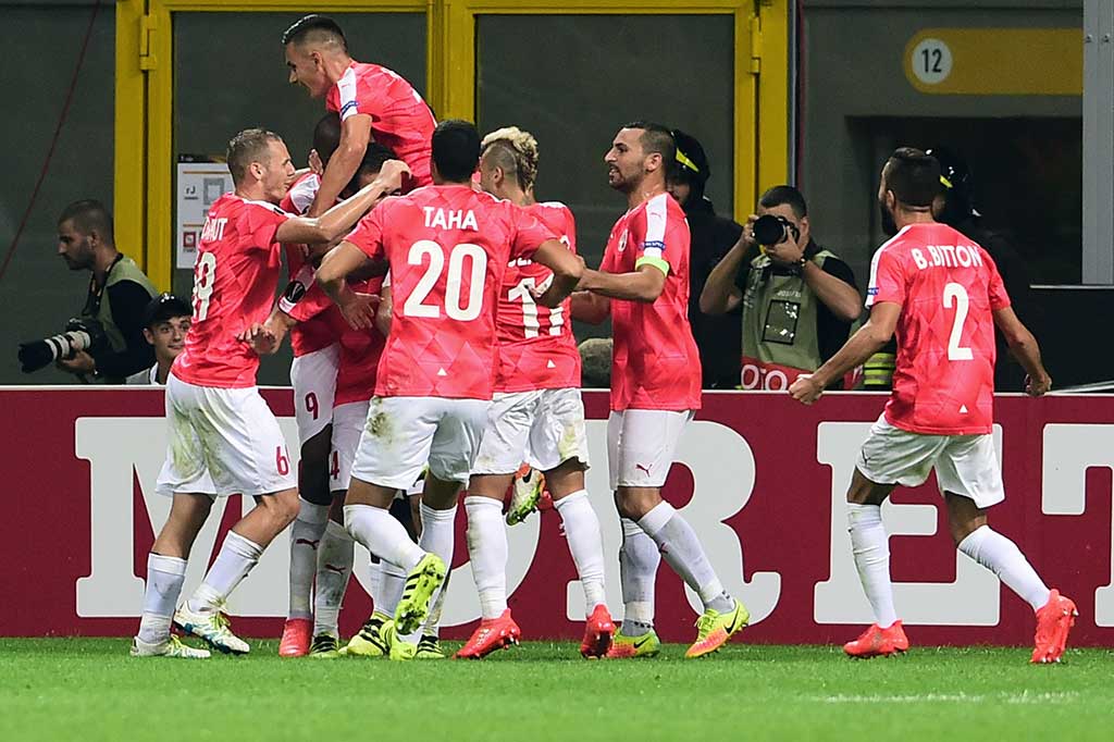 Bek Hapoel asal Portugal Miguel Vitor mengemas gol pembukaan menuntaskan umpan silang kiriman Lucio Maranhao menit ke-54.