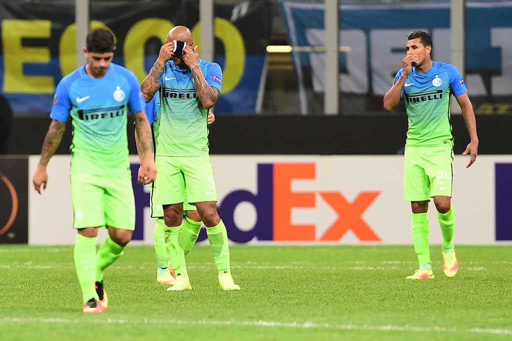 Para pemain Inter tertunduk lesu saat meninggalkan lapangan.