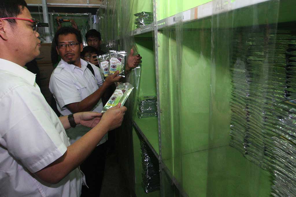 Kepala BPOM Serang Mohamad Kashuri (kanan) bersama petugas lainnya memeriksa kemasan makanan pendamping ASI ilegal saat melakukan penggerebekan di Pergudangan Taman Tekno, Serpong, Tangerang Selatan, Banten, Kamis.