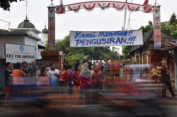 Sejumlah penghuni perumahan eks Batalyon Angkutan Kuda Beban (Yon Angkub) berkumpul di pintu gerbang utama menentang rencana pengosongan paksa rumah mereka.