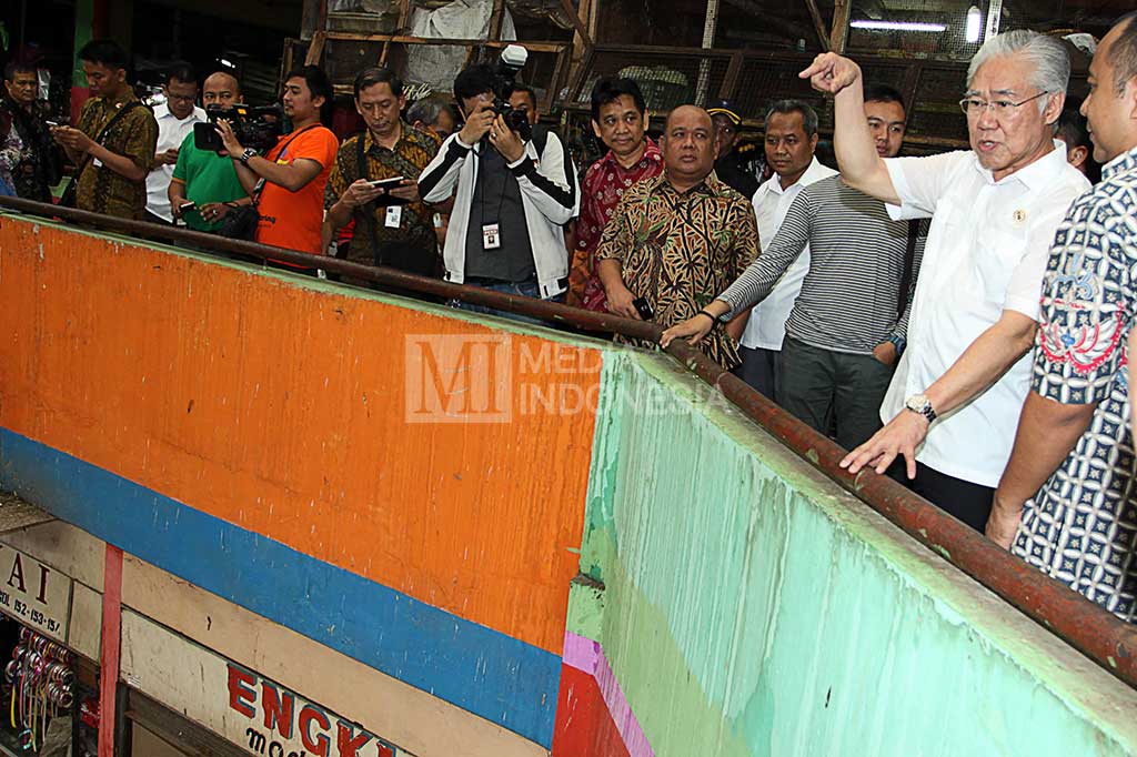 Menteri Perdagangan Enggartiasto Lukita tiba di Pasar Grobol, Jakarta, Jumat sekitar pukul 07.00 WIB.