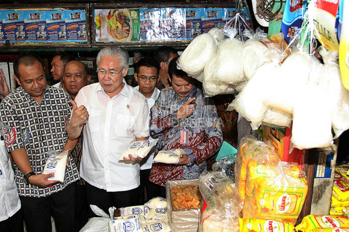 Enggartiasto kemudian mengecek perkembangan harga kebutuhan pokok salah satunya gula.