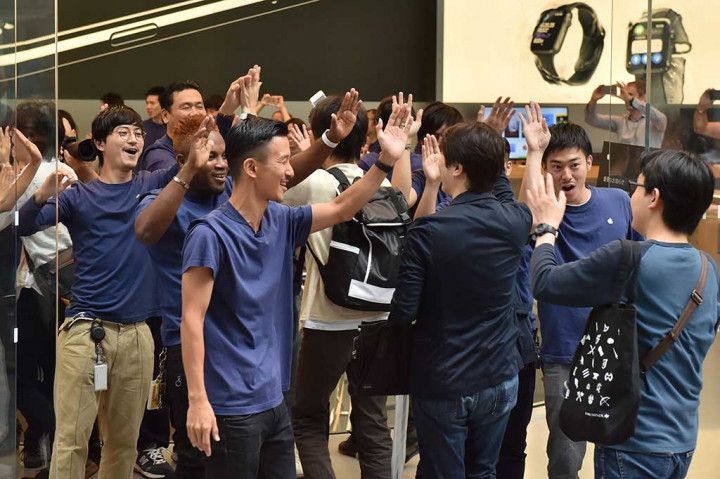Karyawan Apple menyapa pelanggan pertama pembeli iPhone 7 di Tokyo, Jepang.
