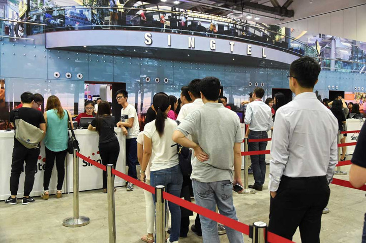 Pelanggan rela antre untuk mendapatkan iPhone 7 di Singapura.